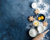 Fondo de alimentos de Navidad o Año Nuevo. Ingredientes para hornear, galletas de copo de nieve - foto de stock