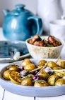 Gebackene Kartoffeln mit Knoblauch, Zitrone und Rosmarin — Stockfoto