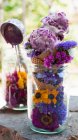 Плоди лісового морозива в конусі, що подається з літніми квітами в банці — стокове фото