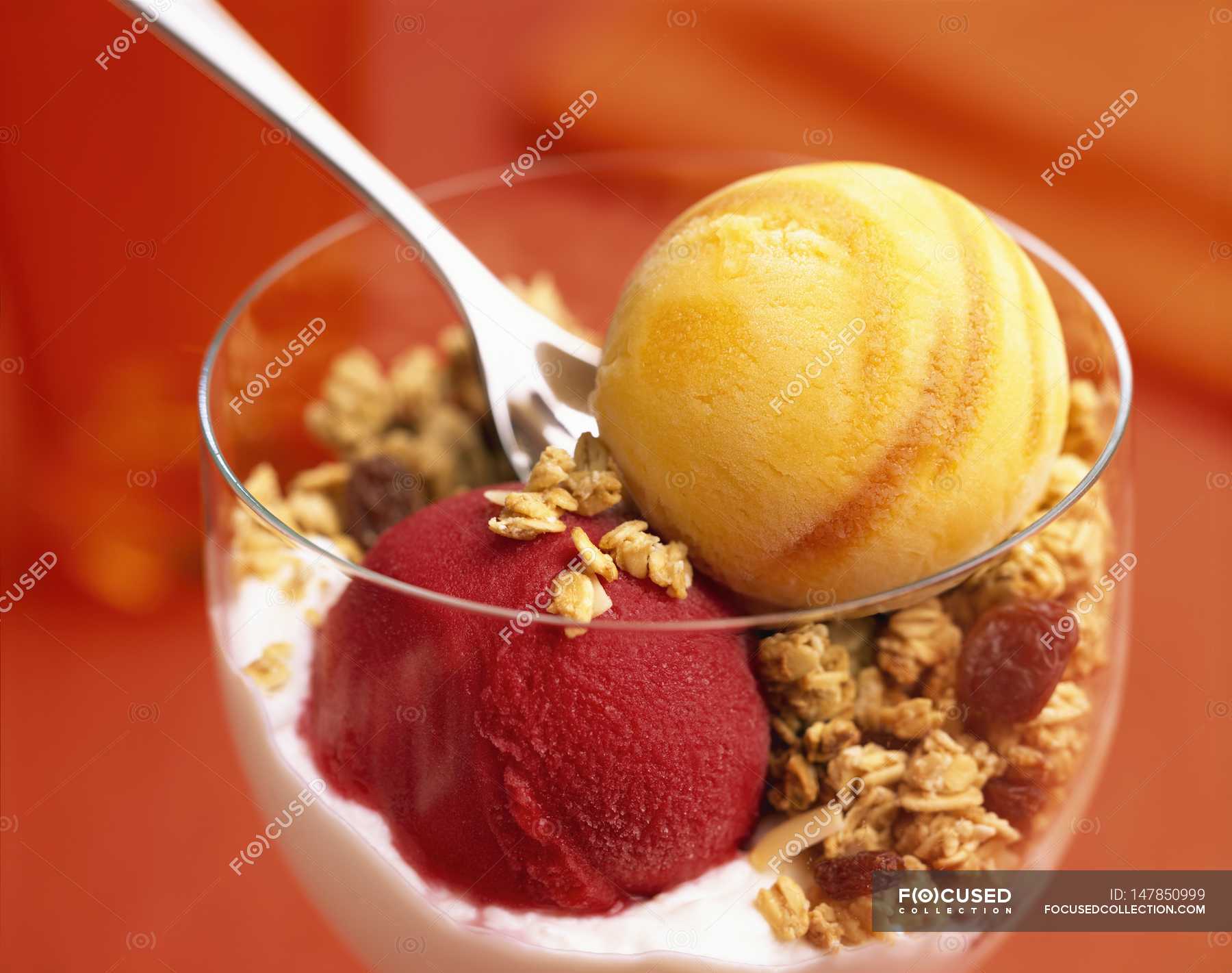 Ice cream with muesli — ice cream scoop, food Stock Photo 147850999
