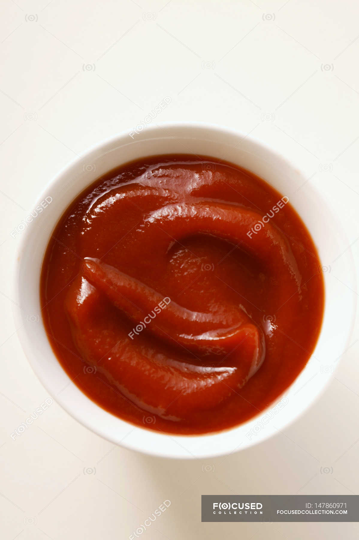 Ketchup in small bowl — tomato ketchup, vegetable Stock Photo