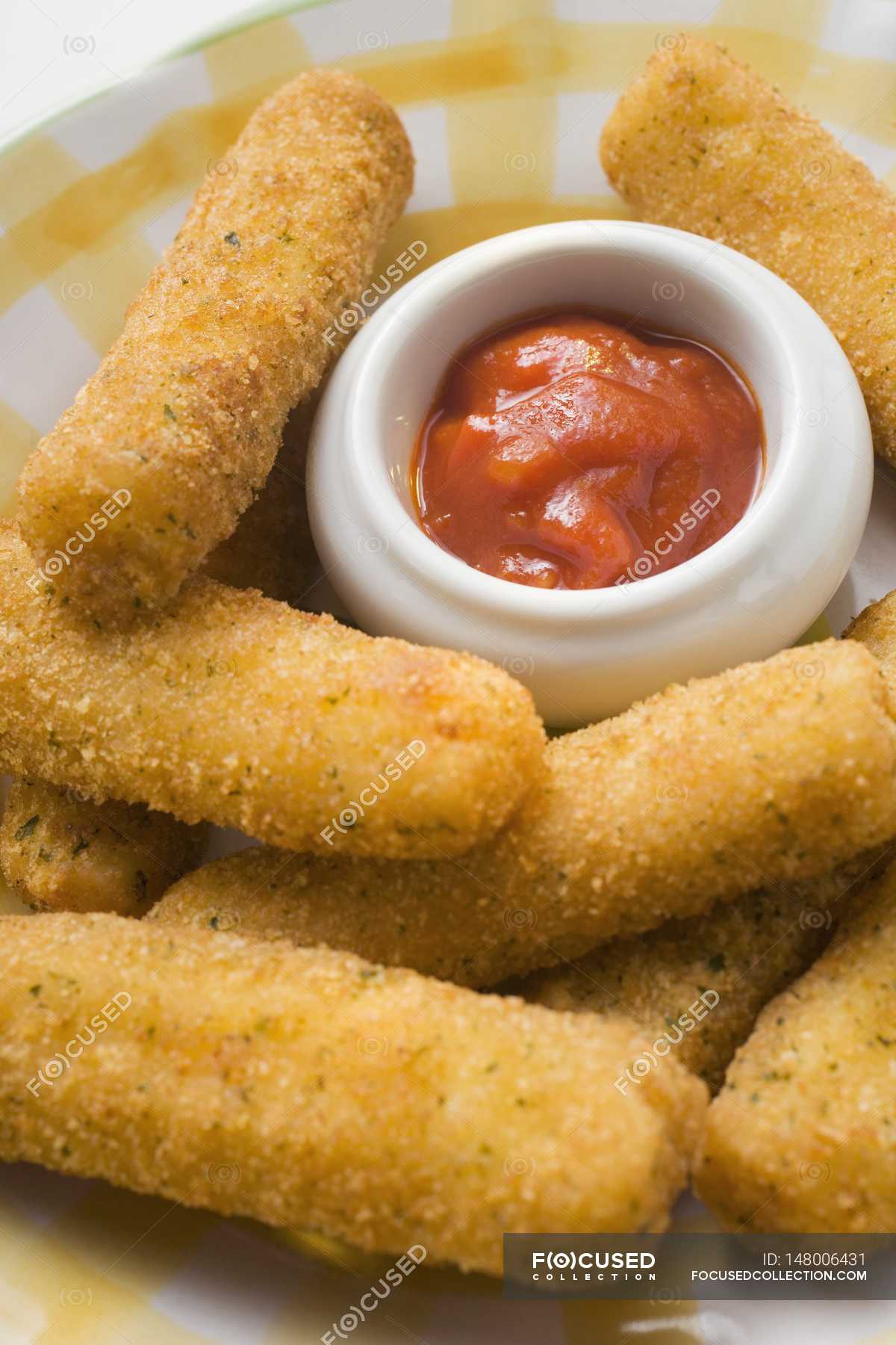 Mozzarella sticks with marinara sauce — deep fried, fried Stock Photo