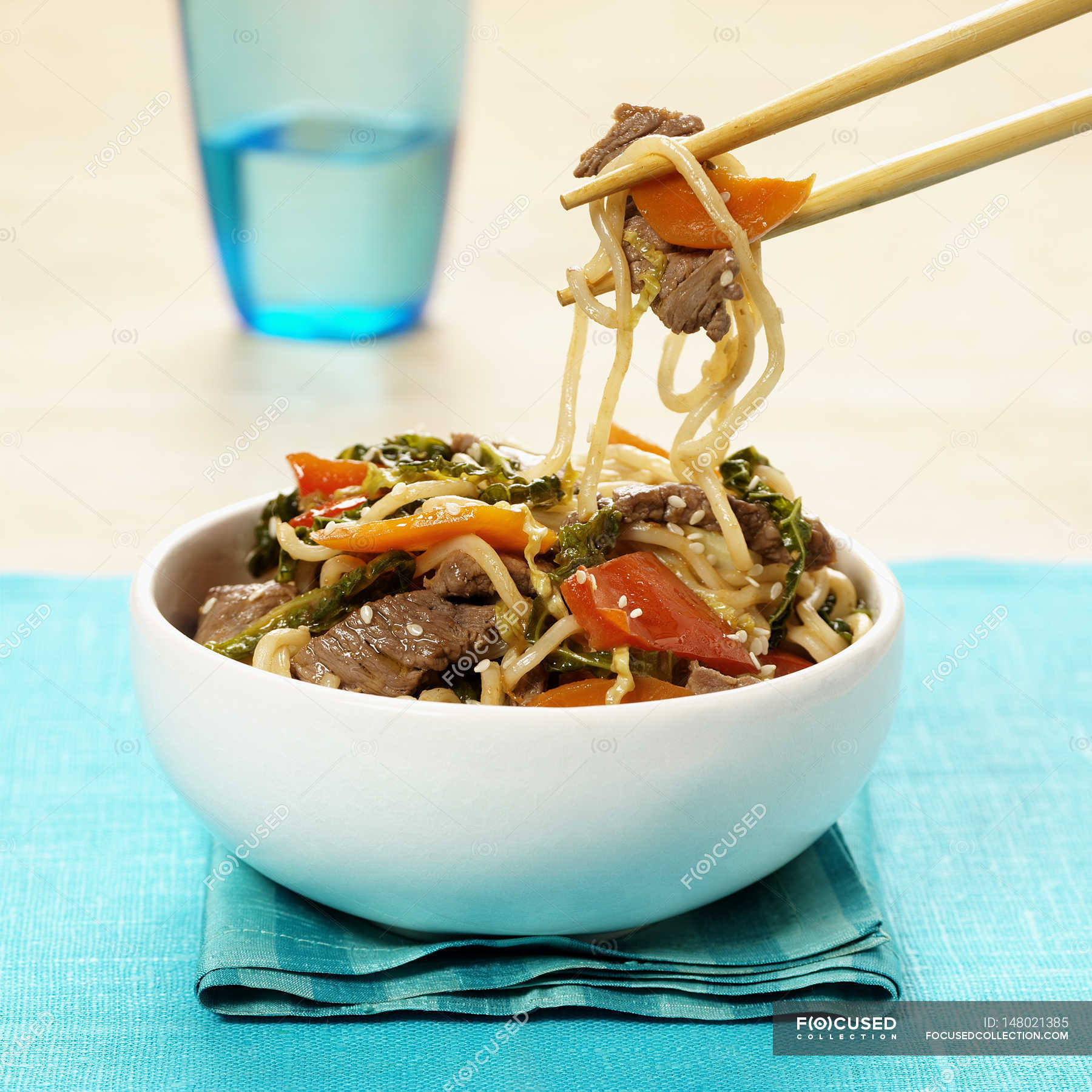 Asian noodle stir-fry with beef — pasta recipes, pan fried - Stock