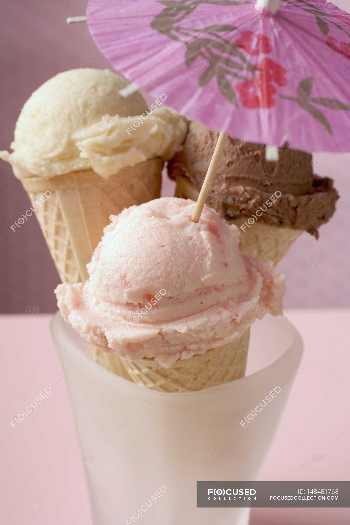 Ice cream cones — vanilla ice cream, Stock Photo 148481763