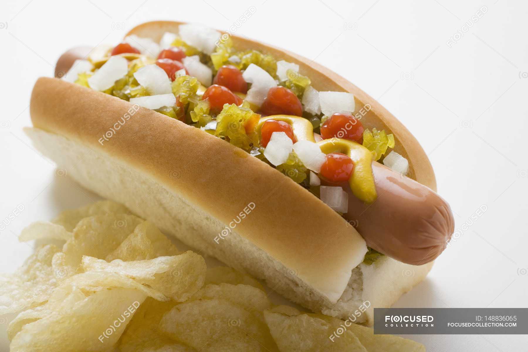 Hot dog con patatas fritas — comida rápida, Rollo de pan - Stock Photo