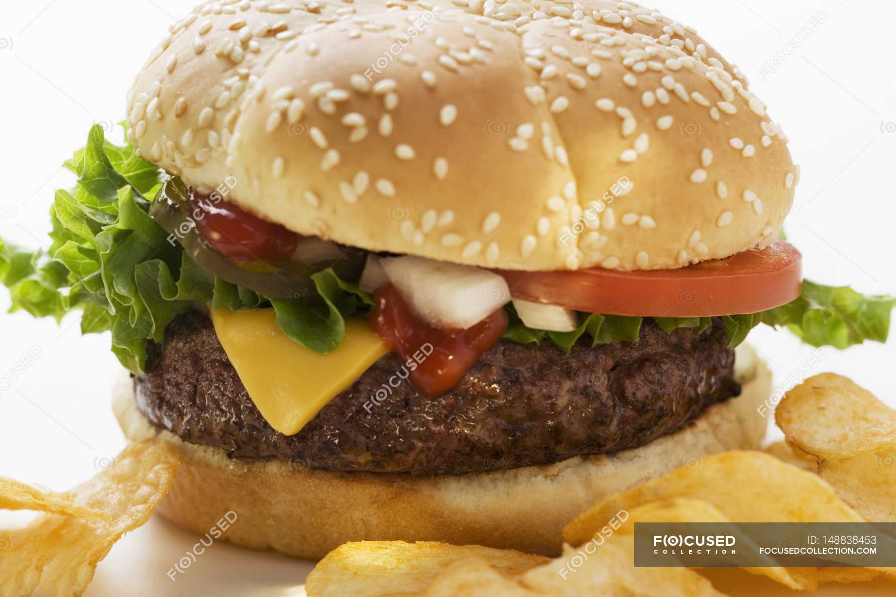 Cheeseburger with fried potato crisps — lifestyle, food - Stock Photo ...