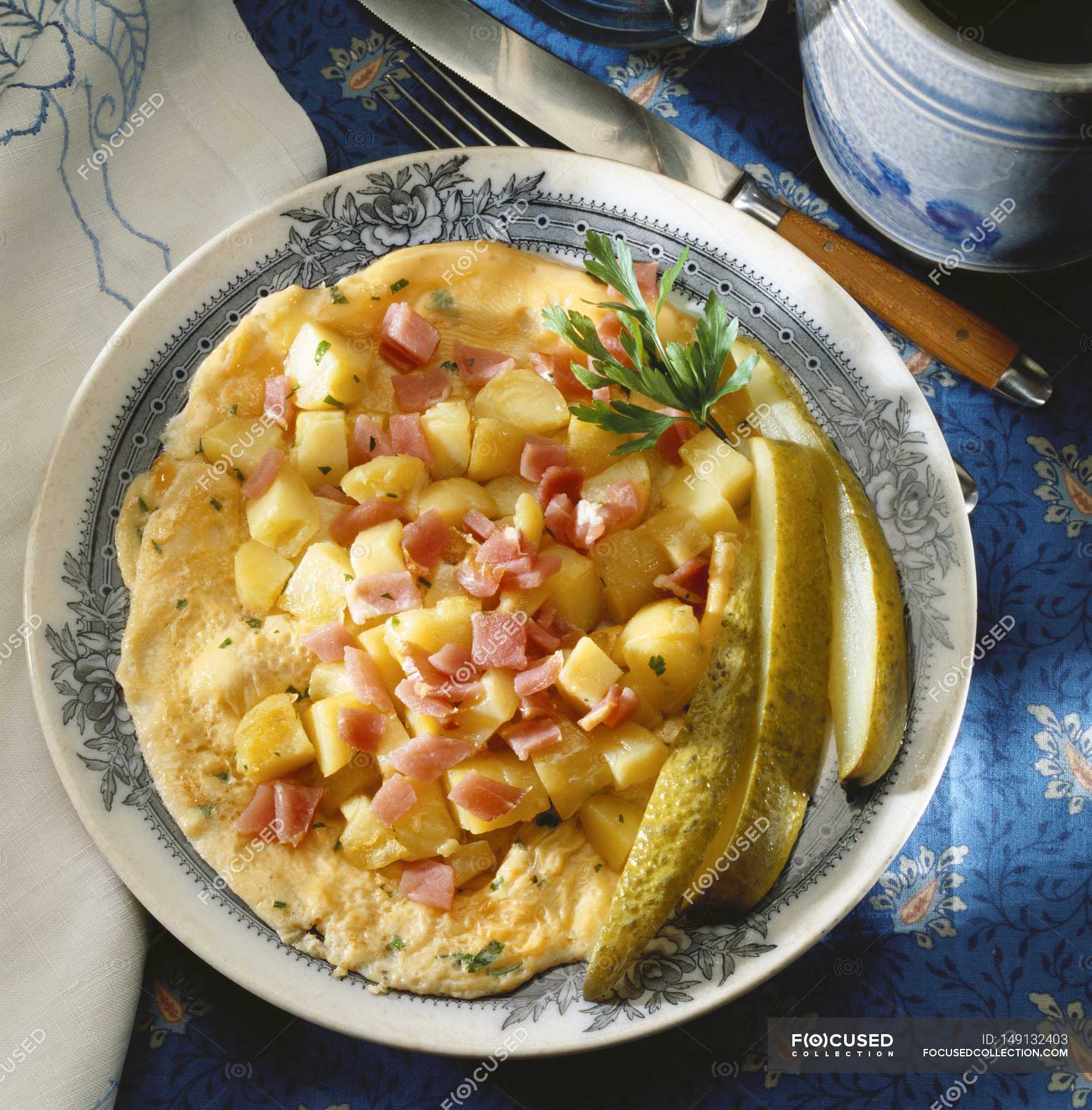 Peasant omelette on plate — veggies, potatoes Stock Photo 149132403