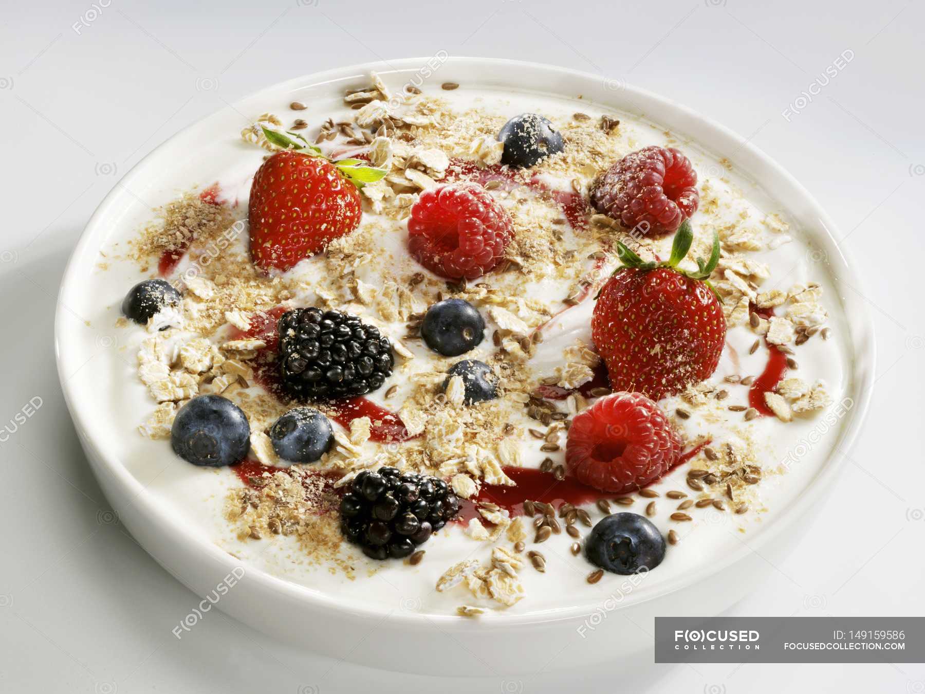 Joghurt mit Beeren und Haferflocken — Gesund, Cluster - Stock Photo ...