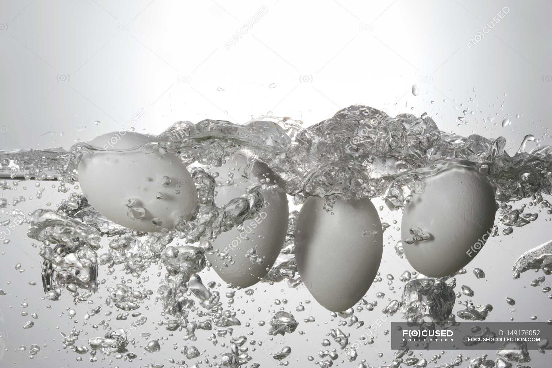 Яйца воде видео. Яйцо в воде. Яйцо плавает в воде. Плавающее яйцо. Белые яйца в воде.
