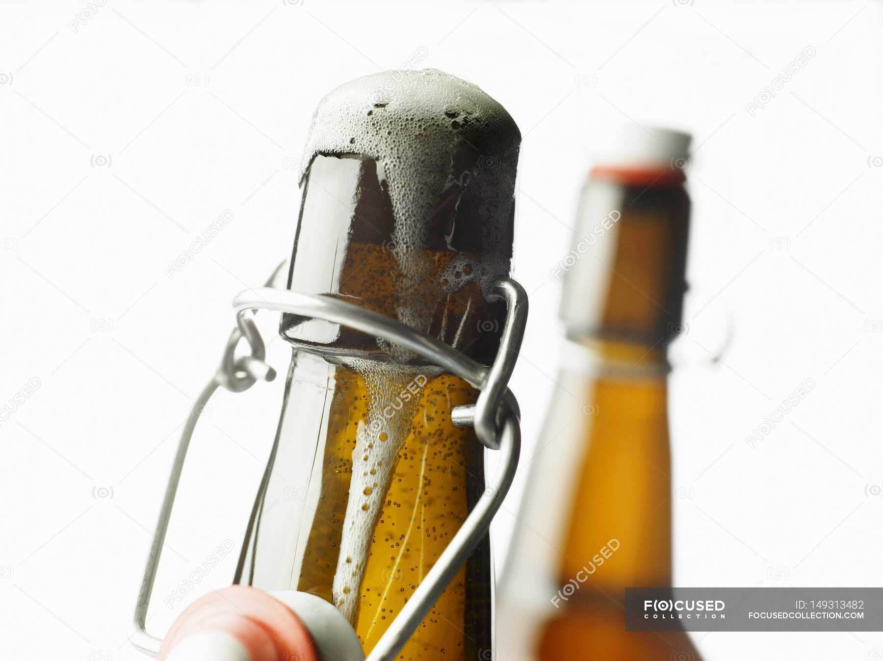 Открытая бутылка пива с пеной