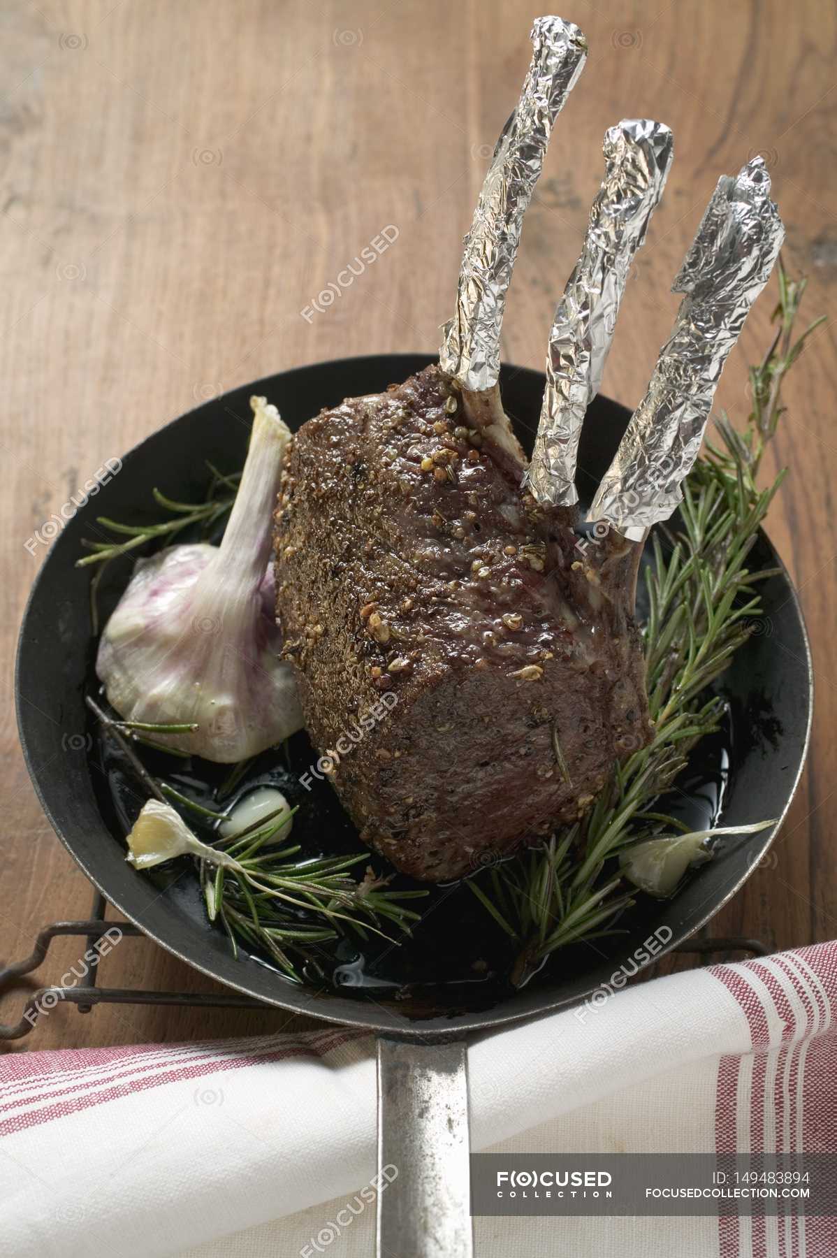 Rack of venison with garlic — from above, Directly Above Stock Photo
