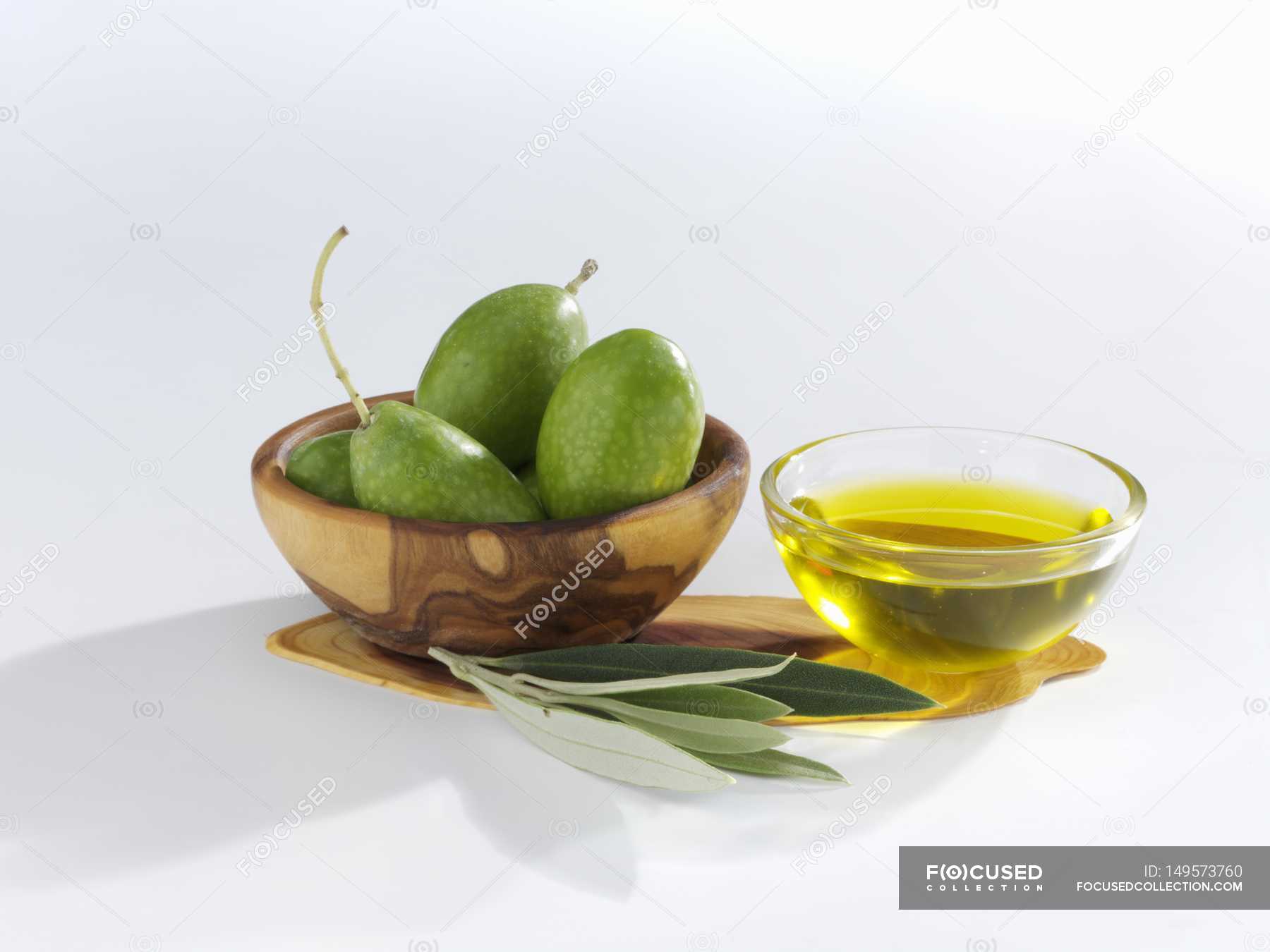 Масло оливковых листьев. Оливковый Эстетика. Масло с солью и листьями оливы. Мартини с оливкой красивое фото.