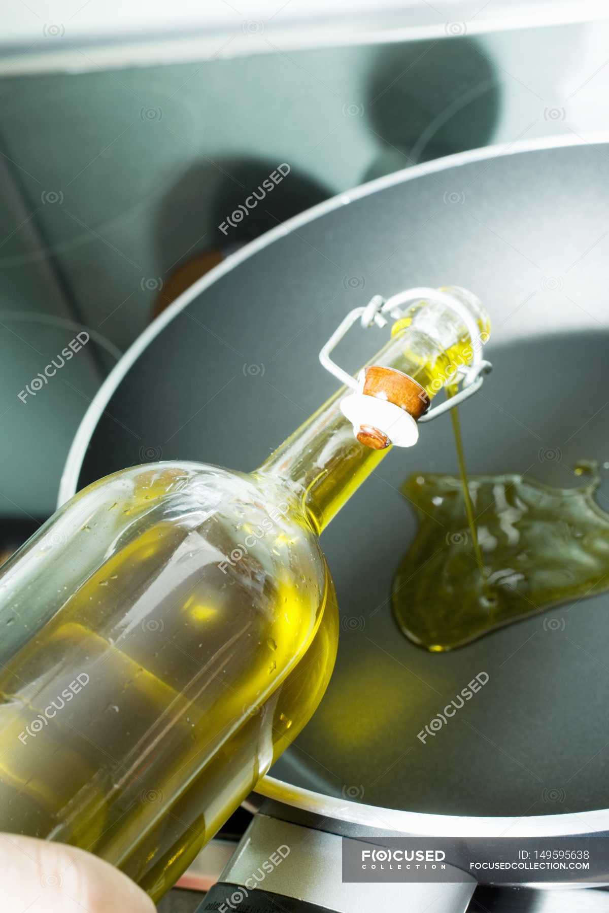 Pouring olive oil into frying pan — blur, ingredients Stock Photo