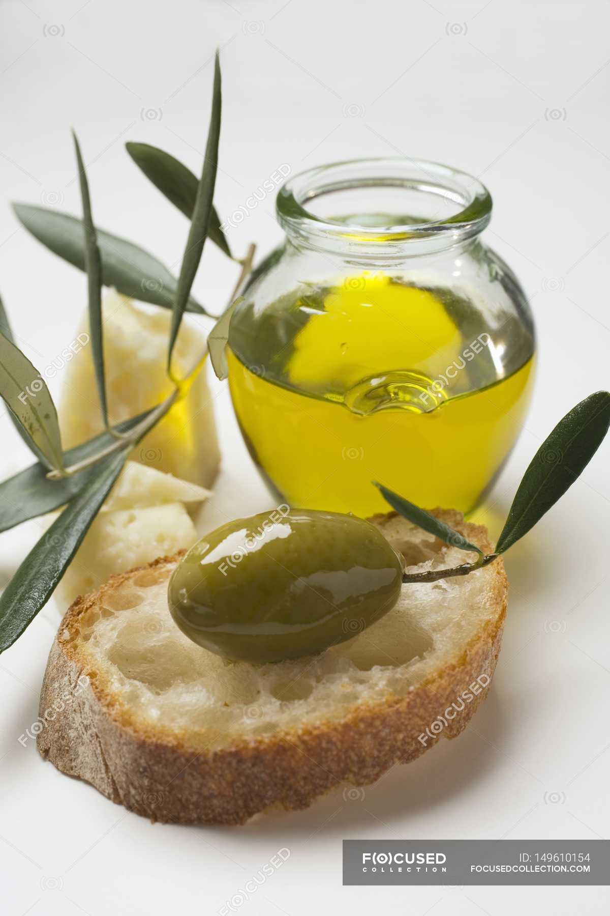 Bread olive oil. Оливки. Зеленое оливковое масло. Хлеб с оливковым маслом. Натюрморт с оливками.