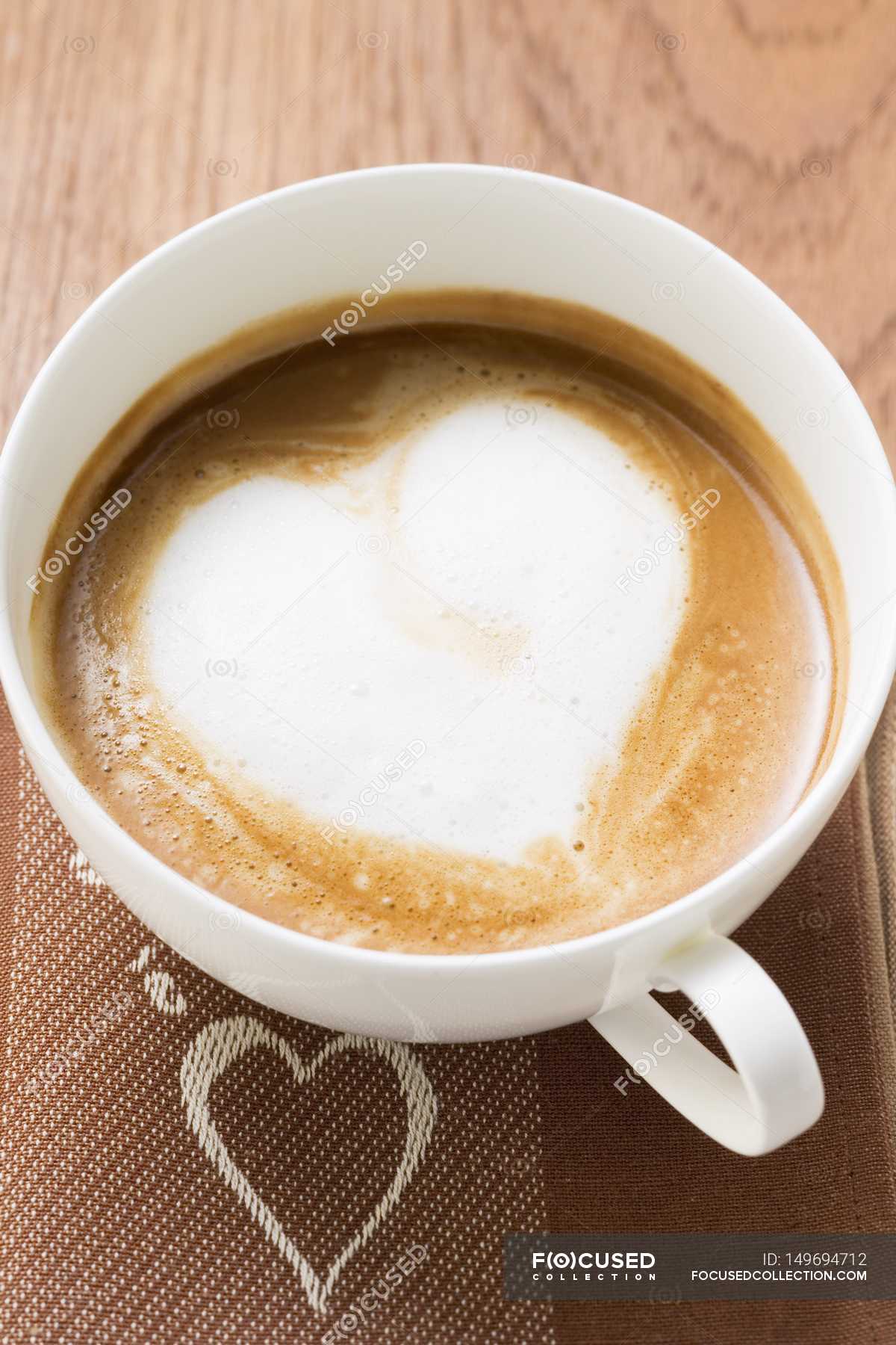 Tazza di caffè con schiuma di latte — cuore, biologico - Stock Photo