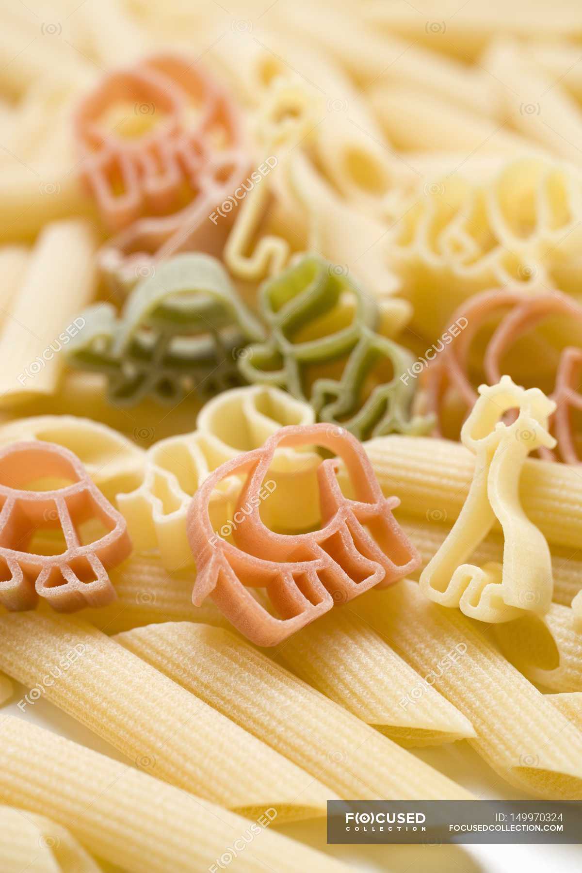 Pasta y penne coloreadas en forma de animal — comestible, de color - Stock  Photo | #149970324