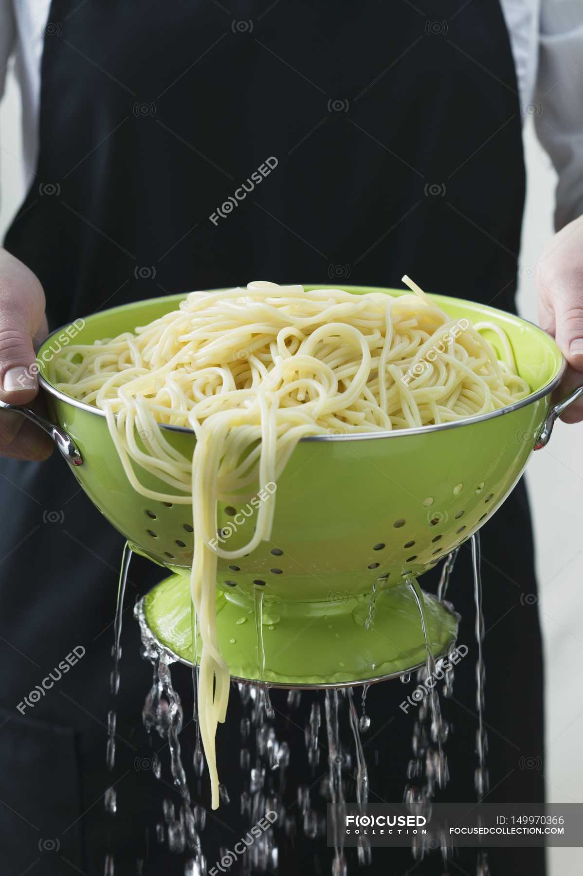 Промывать лапшу. Дуршлаг для макарон. Макароны в кастрюле. Дуршлаг для спагетти. Сливаем макароны в дуршлаг.