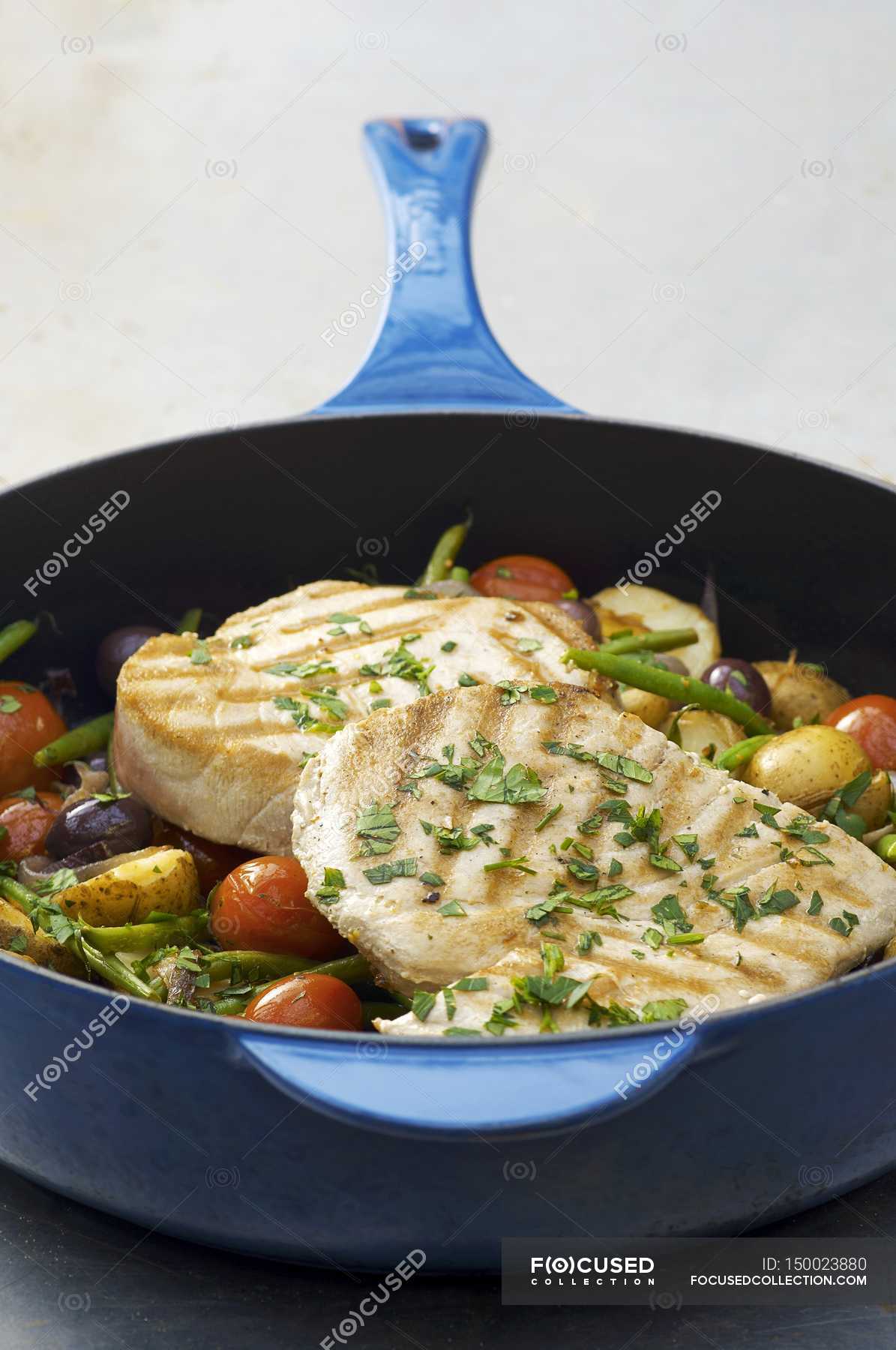 Tuna steaks with vegetables — serving, cholesterol Stock Photo