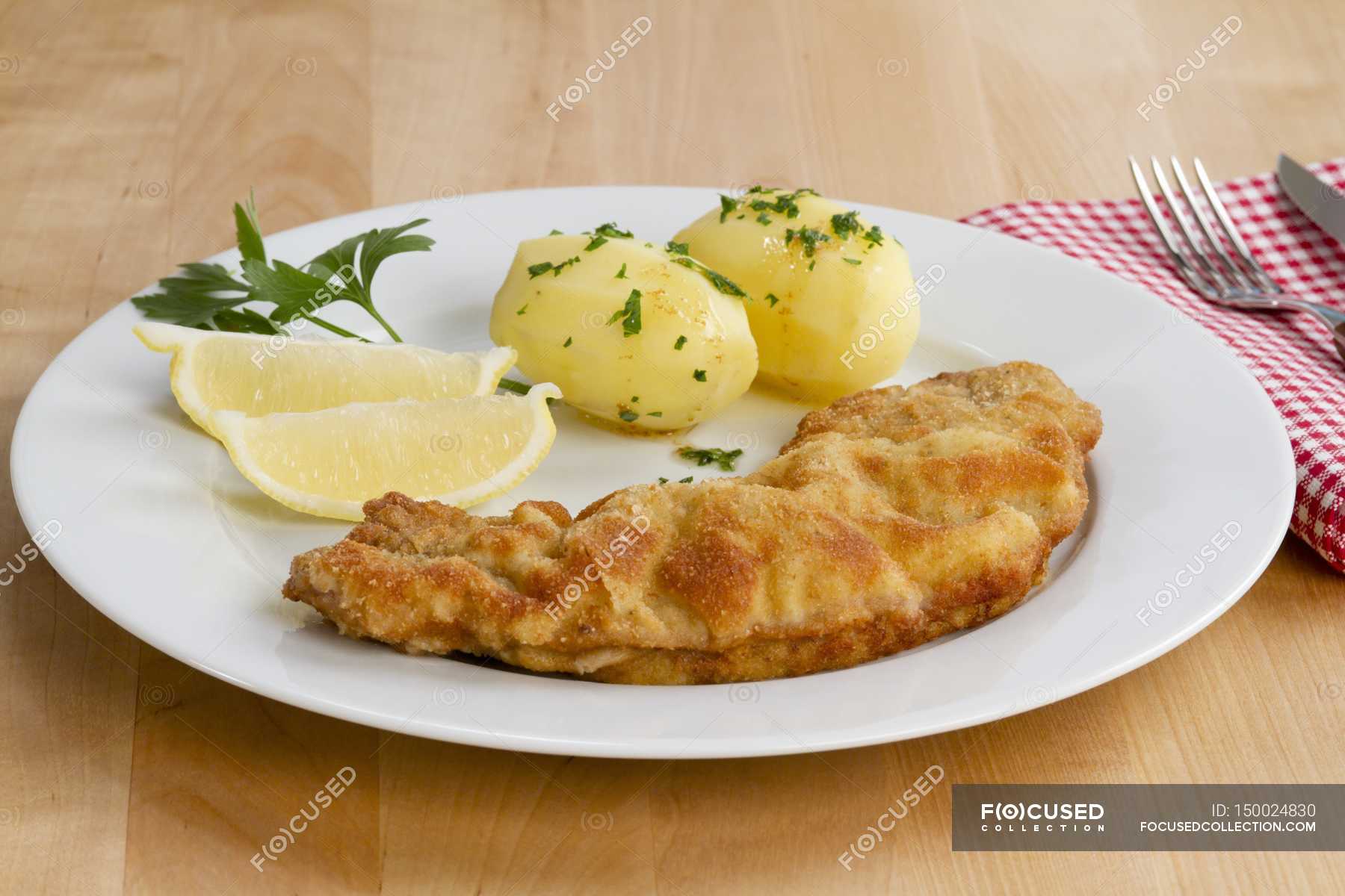 Breaded veal escalope with parsley potatoes — objects, crops Stock