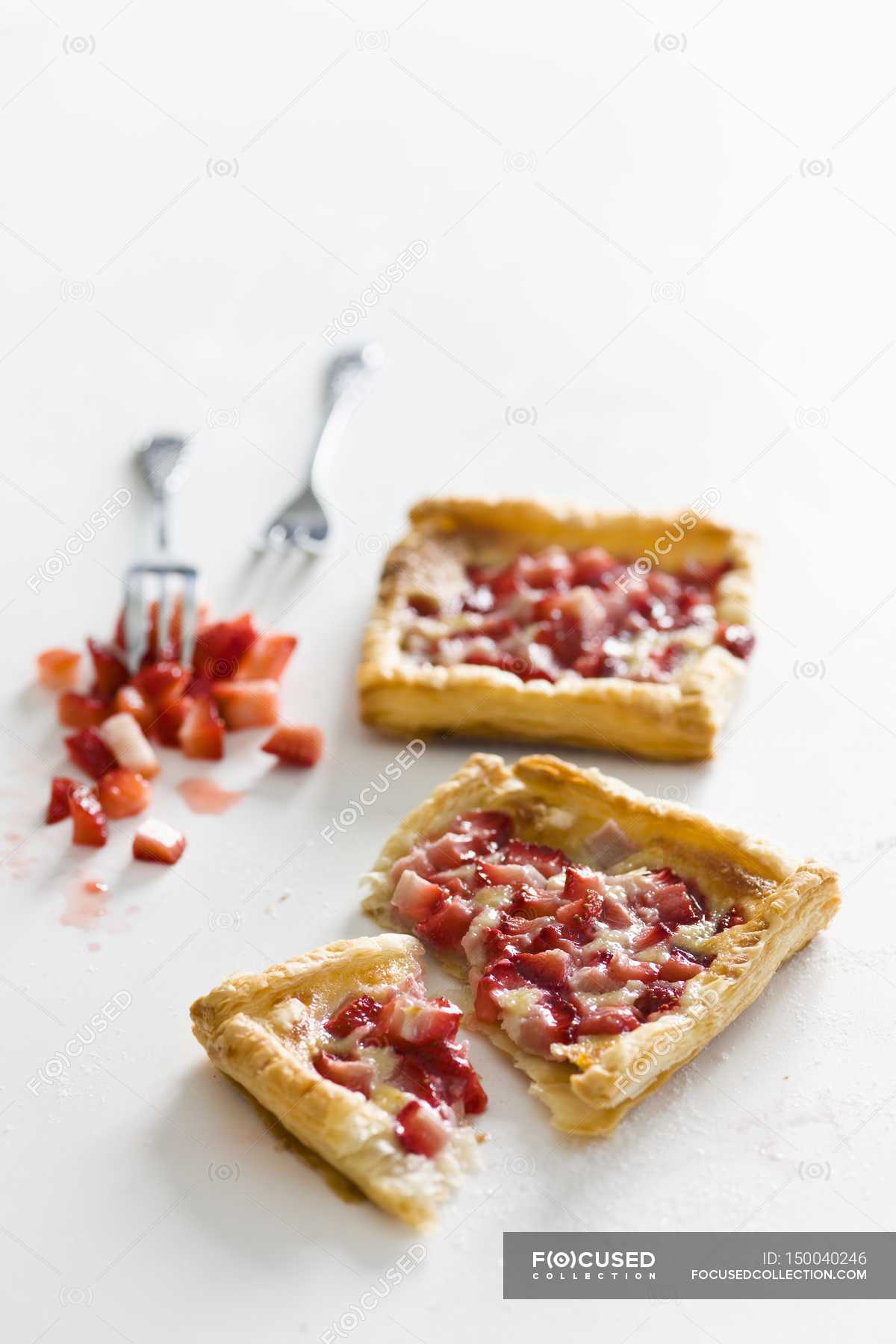 Puff pastry with strawberries — appetizing, food - Stock Photo | #150040246