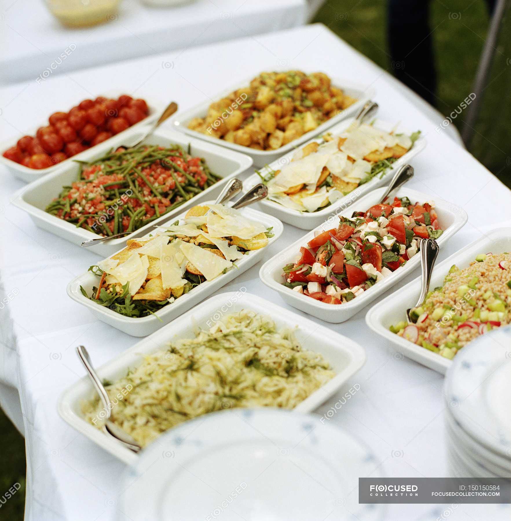 Buffet di insalate assortite — tabella, bianco - Stock Photo | #150150584