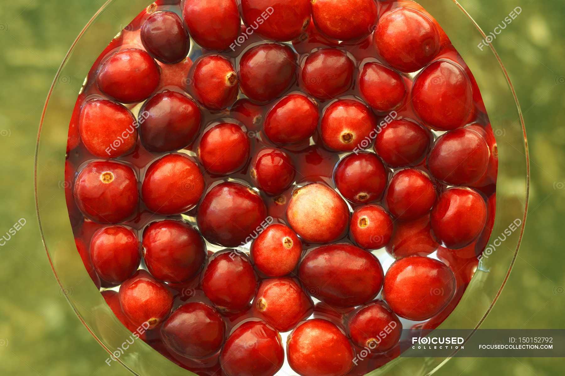 Cranberries Floating in Water — tasty, edible Stock Photo 150152792