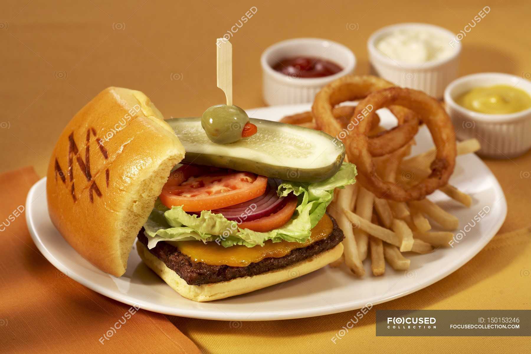 Cheeseburger with Onion Rings — rare, dinner Stock Photo 150153246