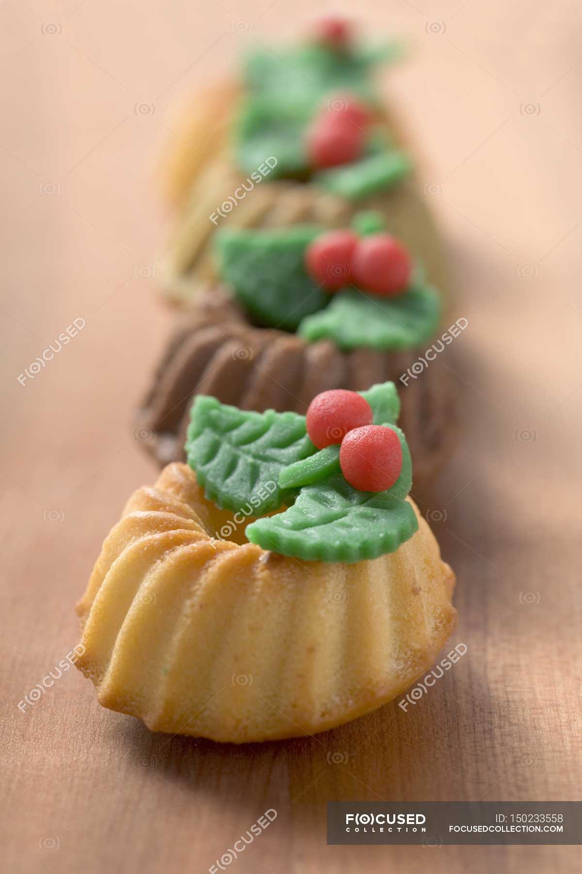 Ring cakes with marzipan leaves — yummy, pastries Stock Photo