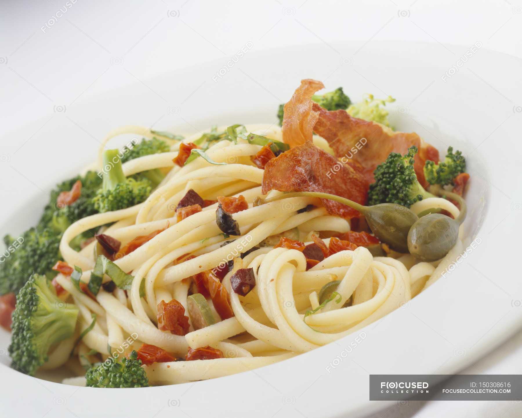 Linguine pasta with broccoli and ham — meal, yummy Stock Photo