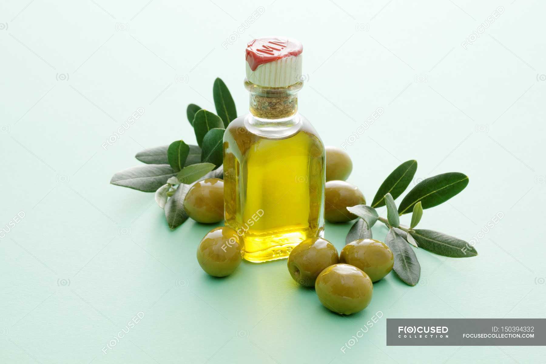 A bottle of olive oil. Масло оливы. Оливковое масло. Бутылка оливкового масла. Бутылка и оливки.