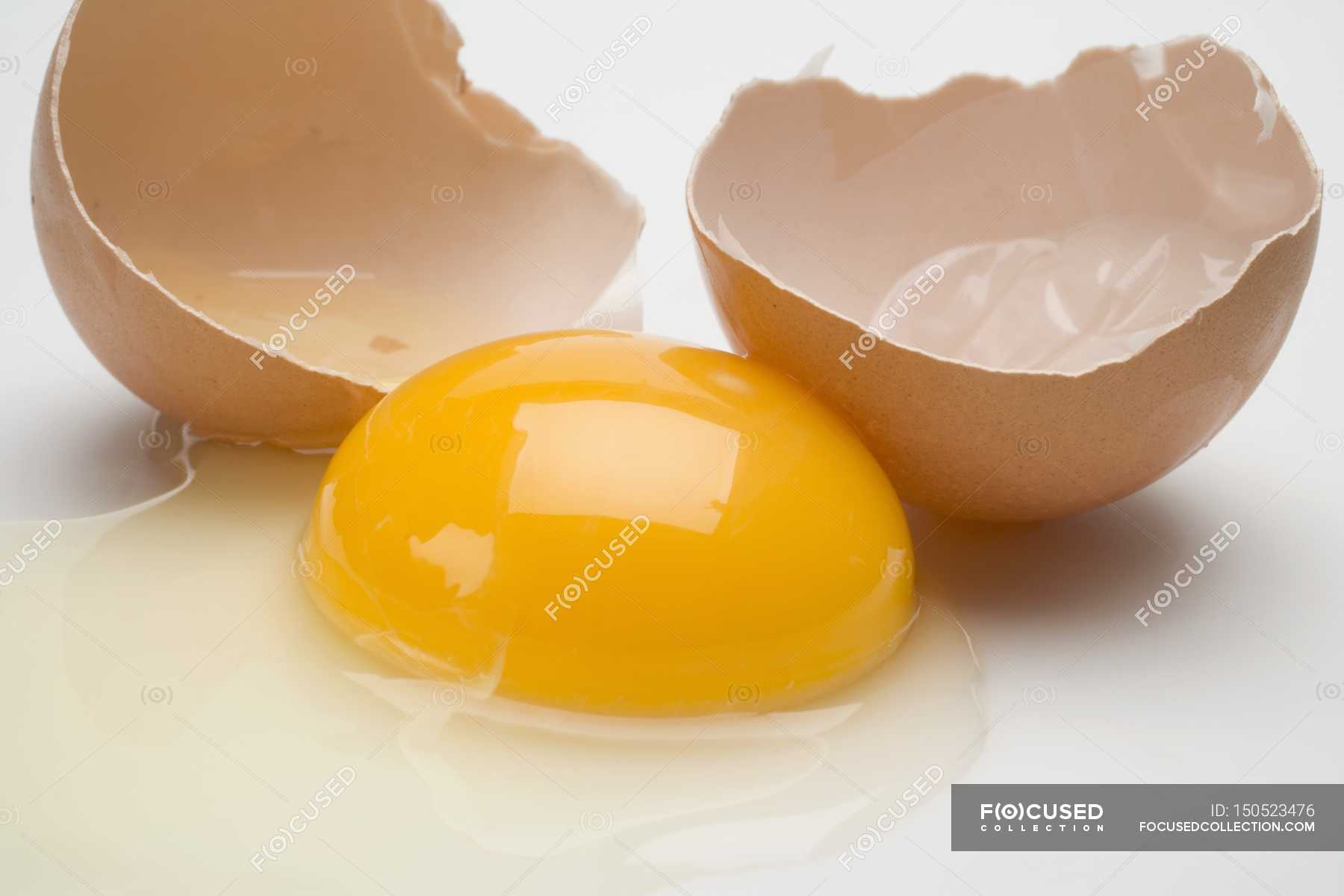Яйцо трещина. Разбитое яйцо. Треснутое яйцо. Мягкое яйцо. Разбитое яйцо на белом фоне.