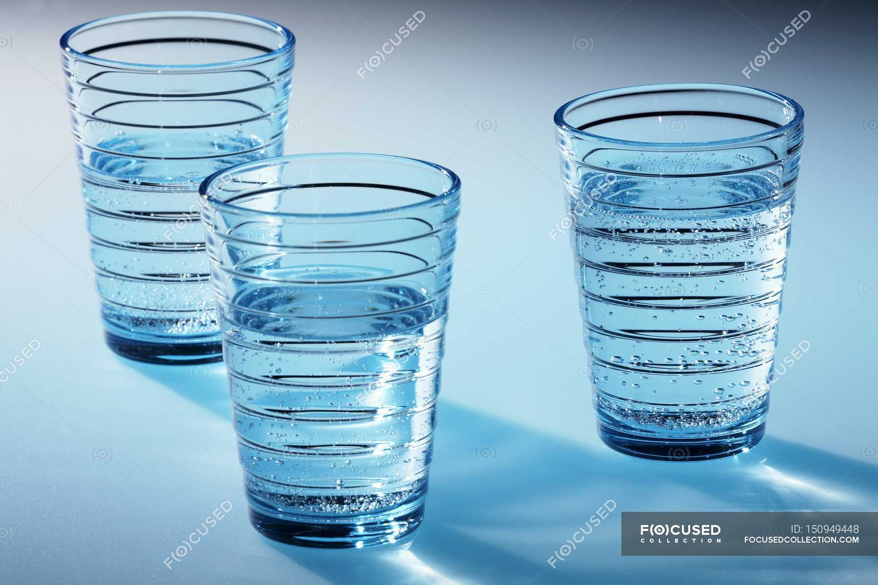 Пластиковый стакан с водой