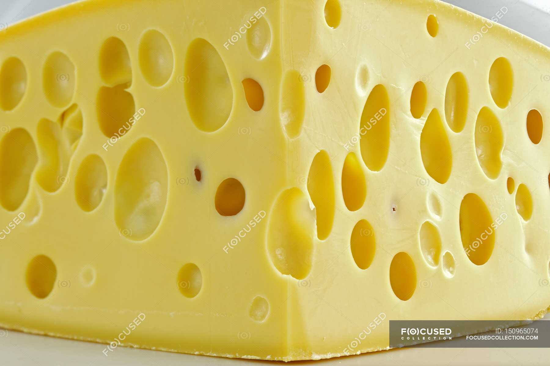 Сыр з дырочками. Дырки в сыре. Сыр с дырочками. Красивый сыр с дырочками. Сыр с дырочками название.