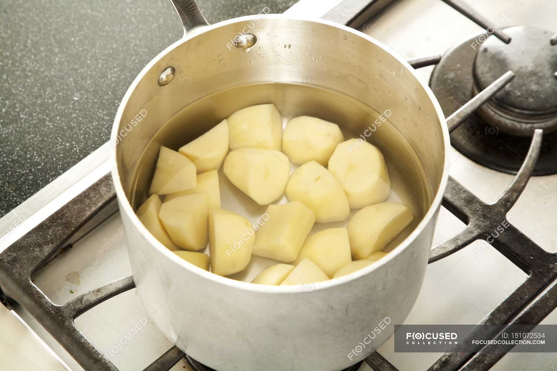 peeled-and-chopped-potatoes-in-a-pot-of-water-for-boiling-vital