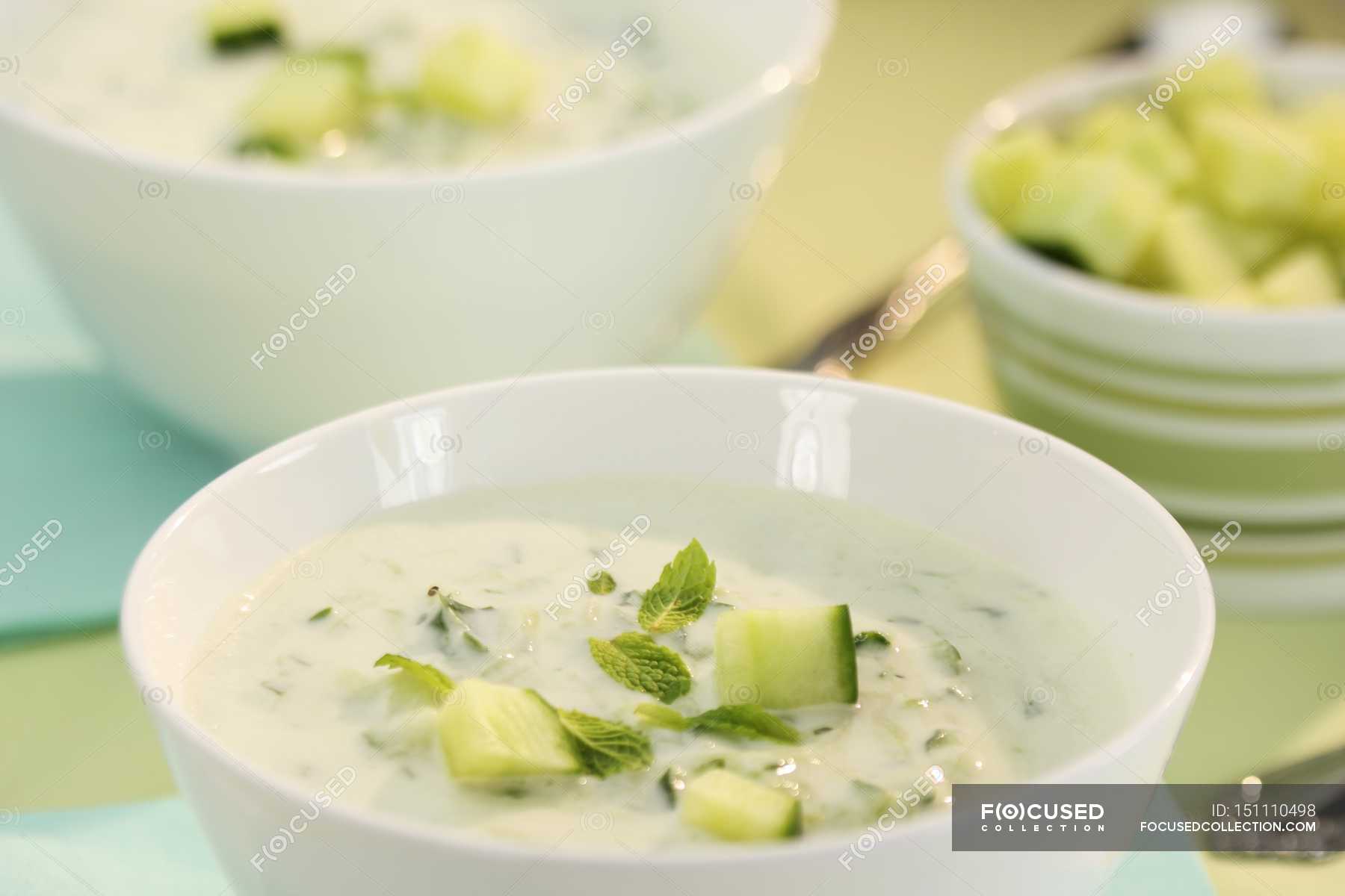 Кинза кефир. Суп из огурцов с кефиром. Холодные супы. Кефирный суп. Таратор суп.