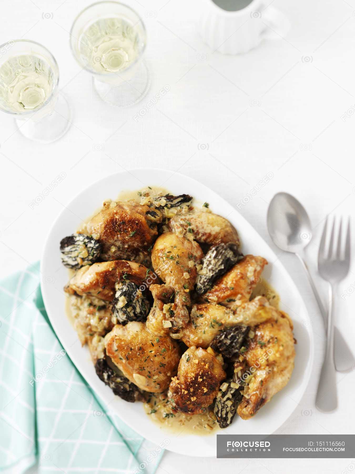 Roasted chicken with morel mushrooms — white, appetizing Stock Photo