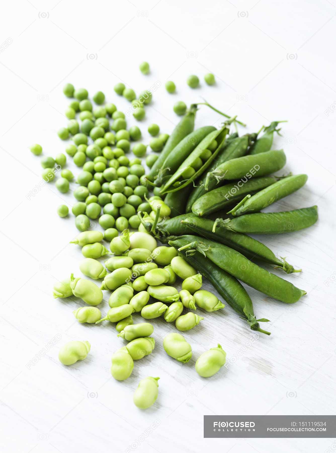 Young peas and fava beans — meal, eating Stock Photo 151119534