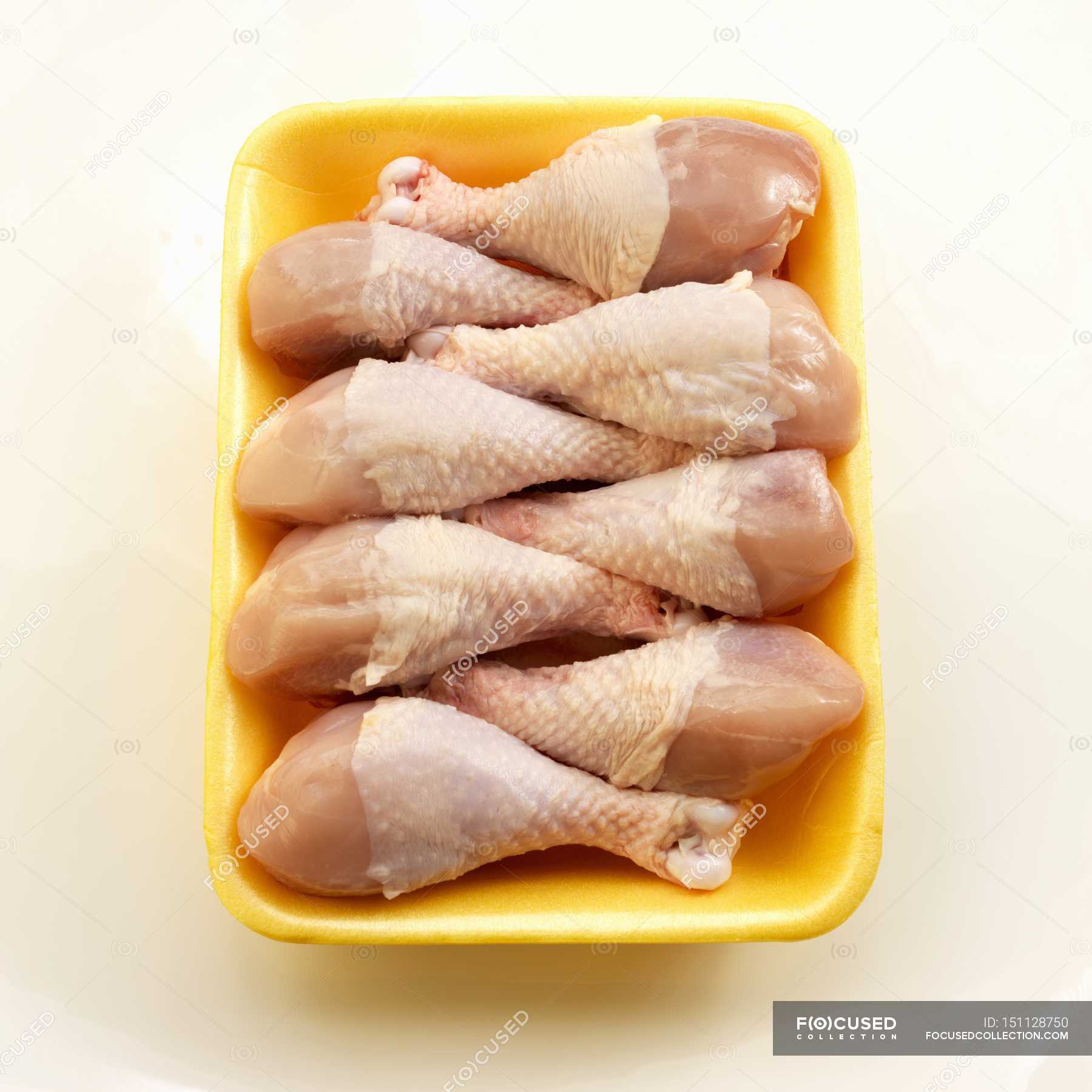 Сырцовые куриные ножки на белой предпосылке Стоковое Фото - изображение насчитыв