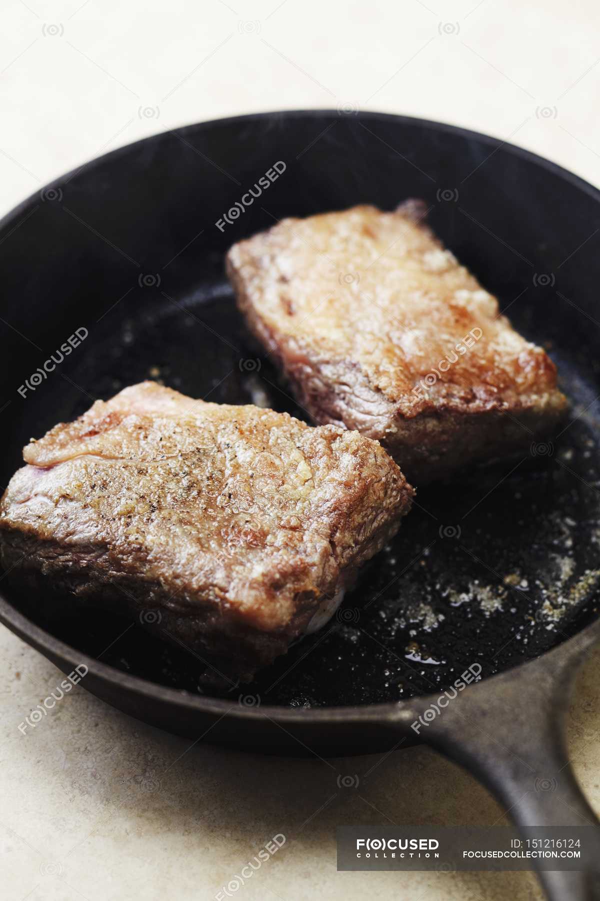 Fried Beef Ribs in frying pan — cooked, Ready To Eat Stock Photo