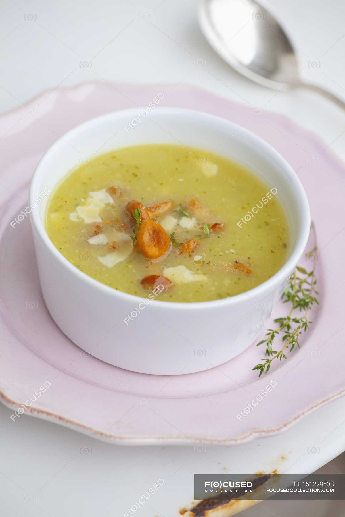 Chanterelle mushroom soup — recipe, dish Stock Photo 151229508