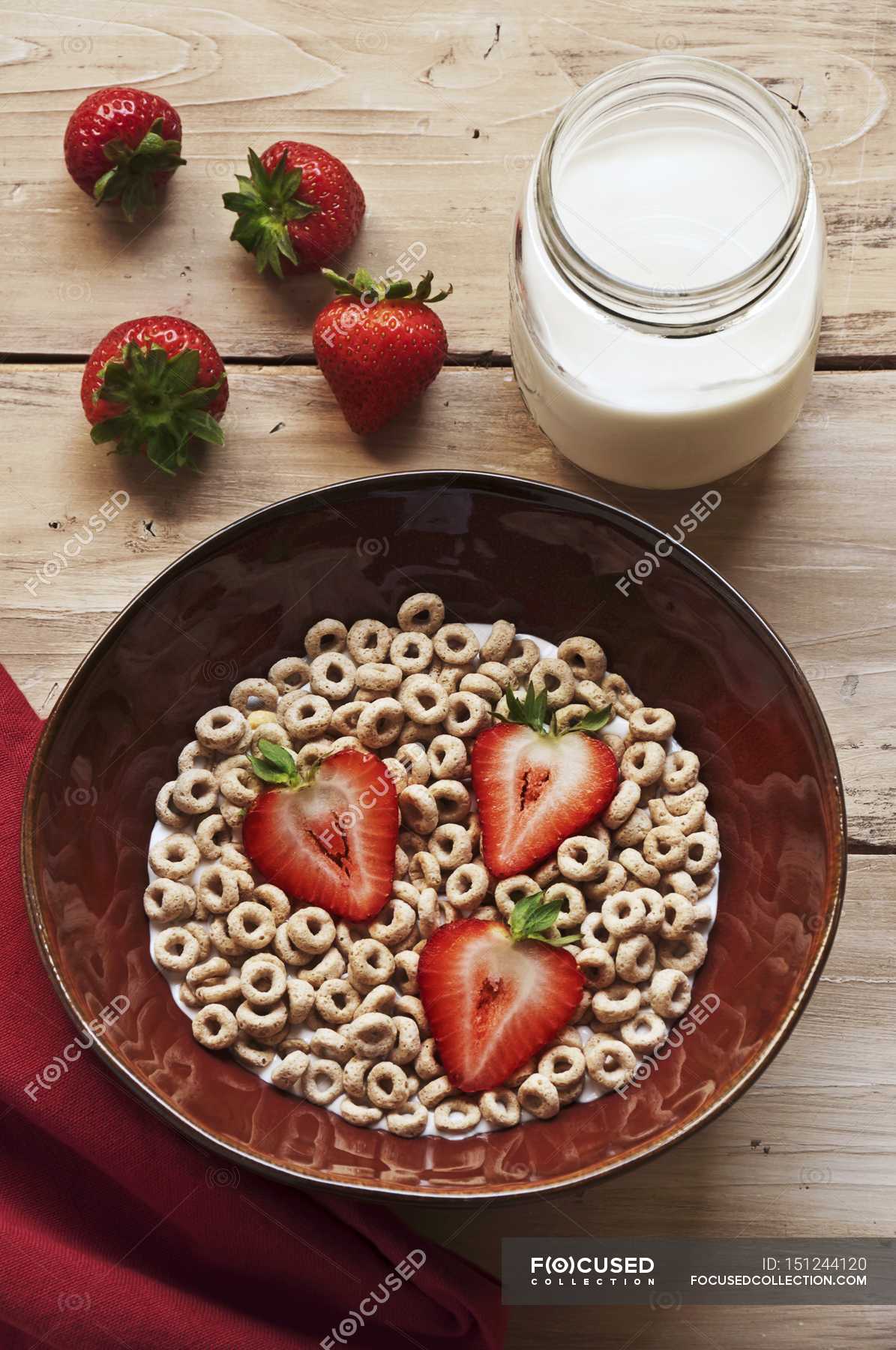 Bowl of rolled oat cereal — recipe, food - Stock Photo | #151244120