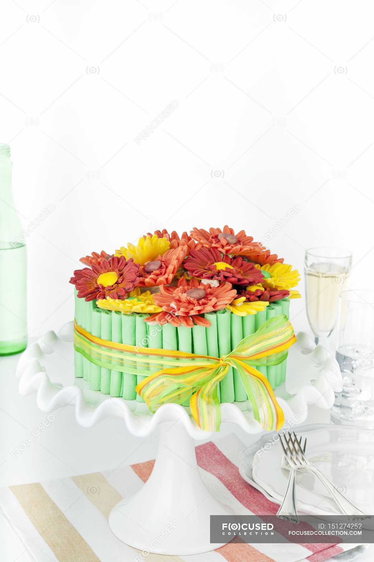 Pastel decorado con gerberas de azúcar — Delicioso, Pasteles - Stock Photo  | #151274252