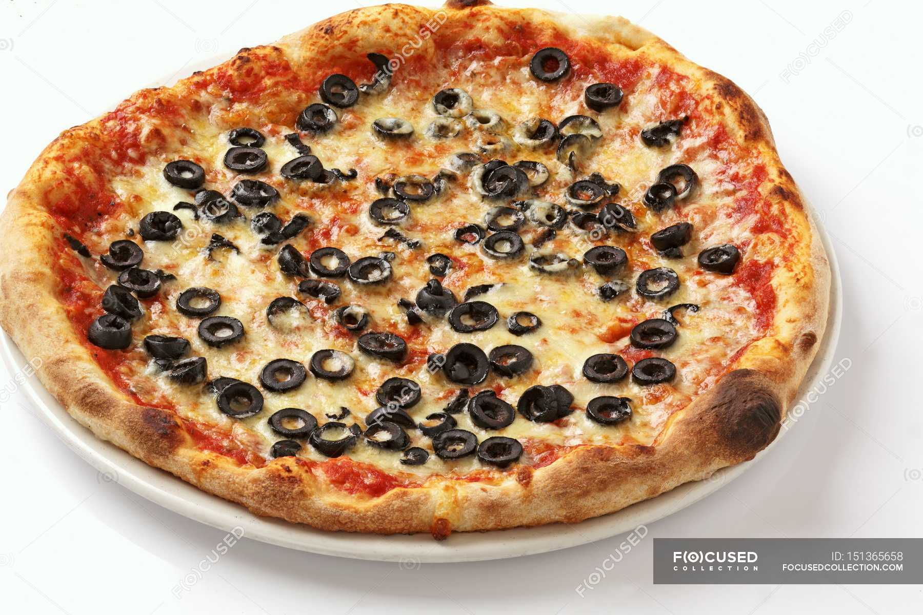 Pizza Margherita con olive nere — servire, caldo - Stock Photo | #151365658