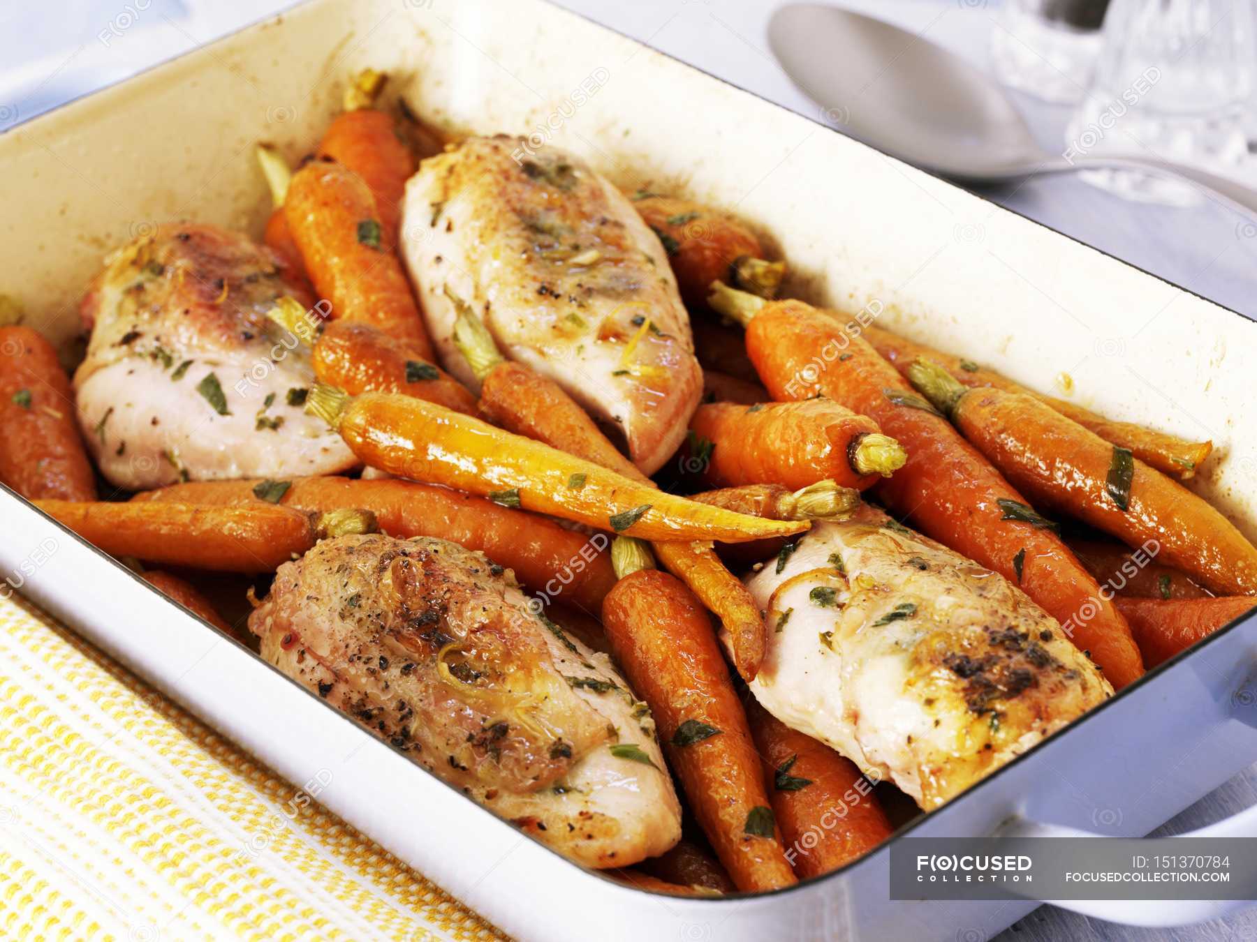 Бедрышки запеченные с рисом в духовке. Курица с овощами. Куриные бедра с морковью. Куриные голени тушеные. Куриные ножки с картошкой.