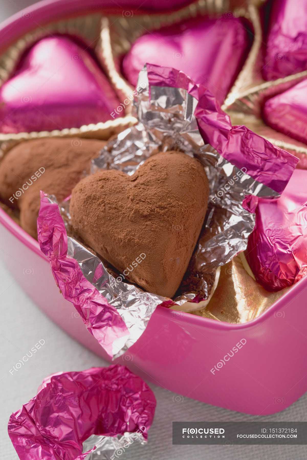 Cioccolatini in scatola a forma di cuore — buongustaio, appetito - Stock  Photo