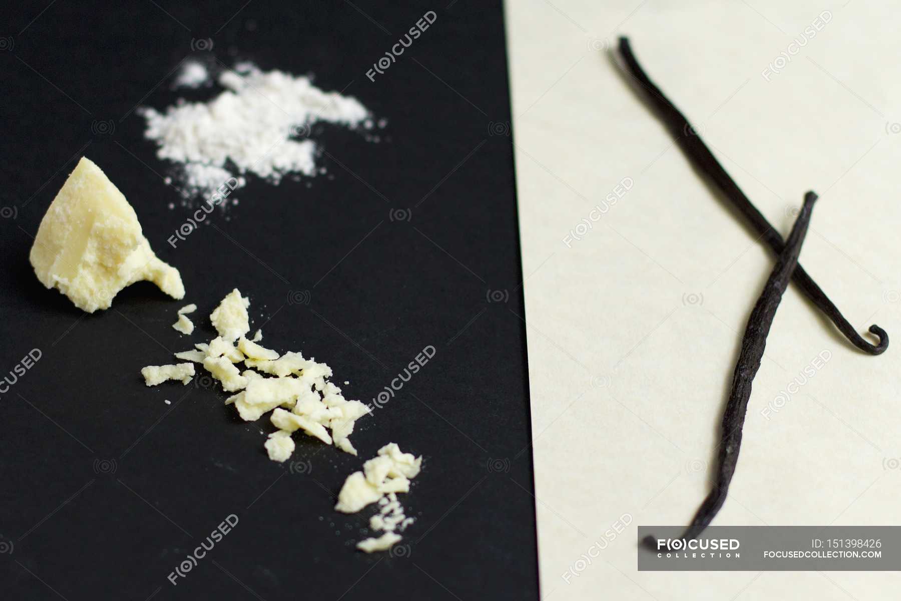 Closeup view of cocoa butter with icing sugar and vanilla pods — taste