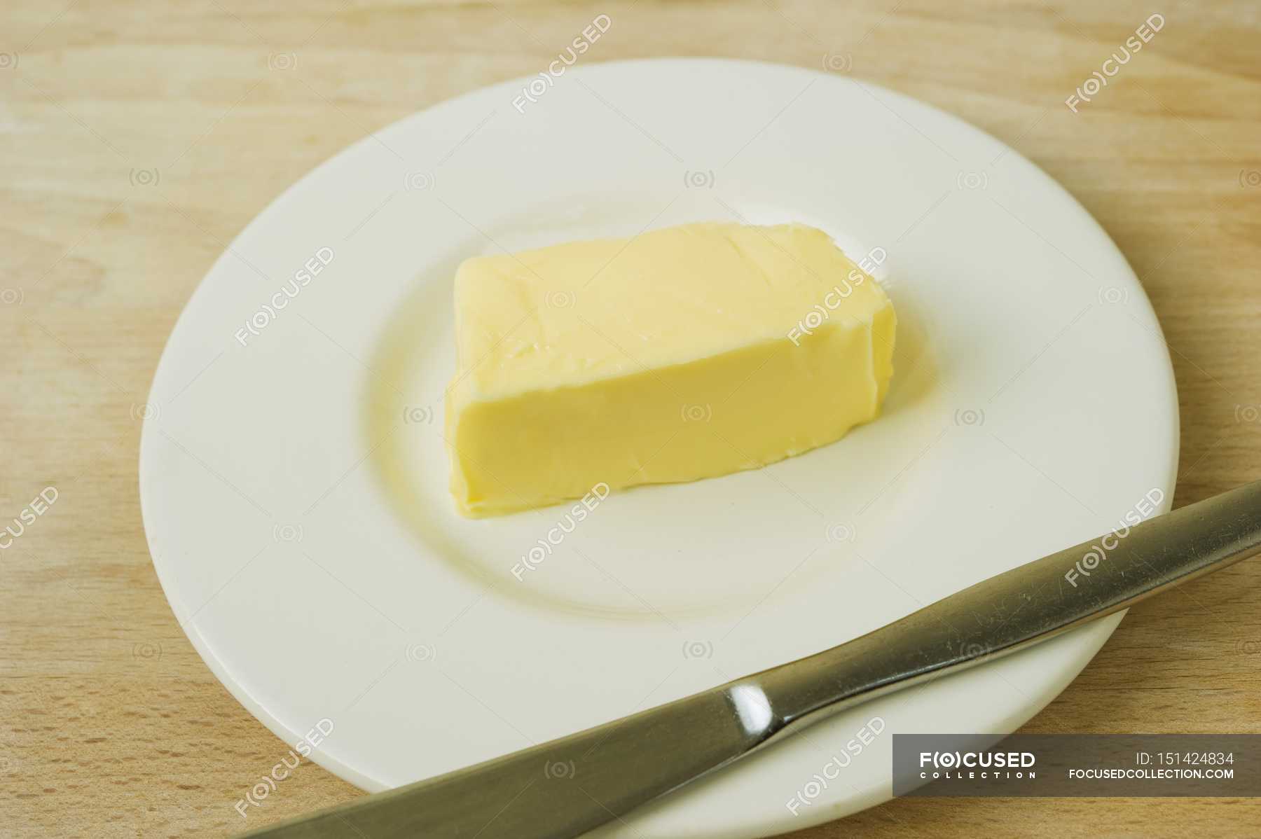Сырое без масла. Масло на тарелке. Масло сливочное на тарелке. Нарезка масла сливочного. Масло сливочное на блюдце.