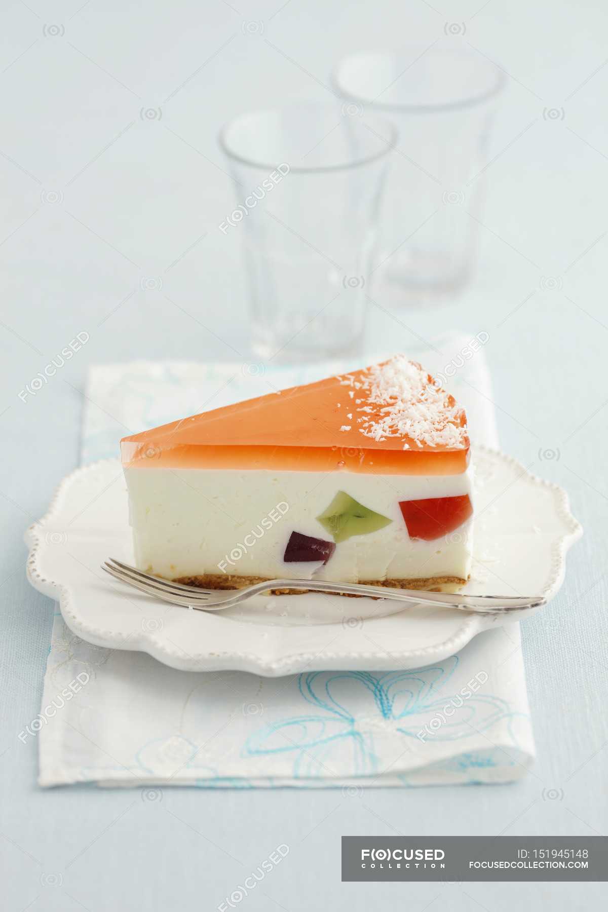 Cheesecake with fruit jelly — dish, napkin Stock Photo 151945148