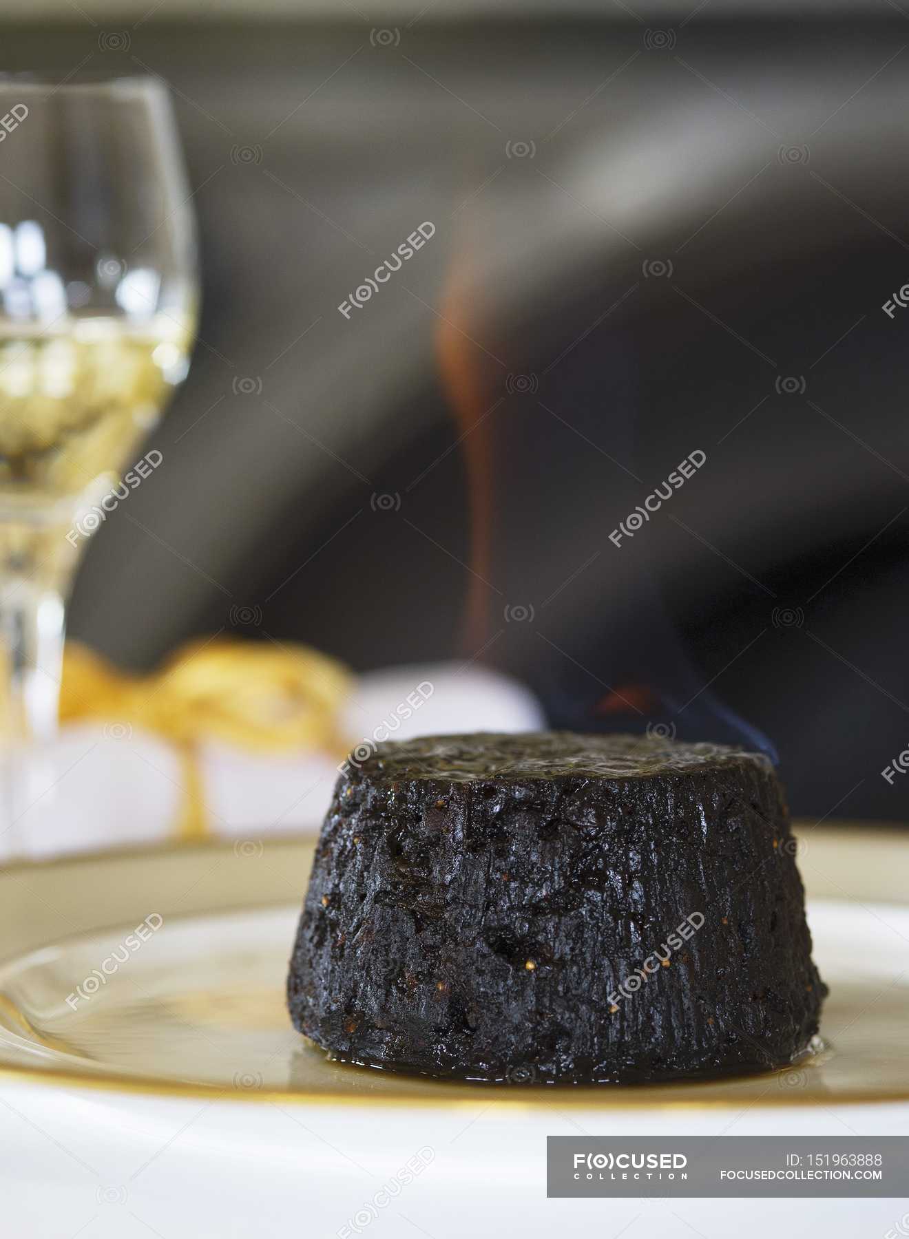 Flambe Christmas pudding — dish, appetite Stock Photo 151963888