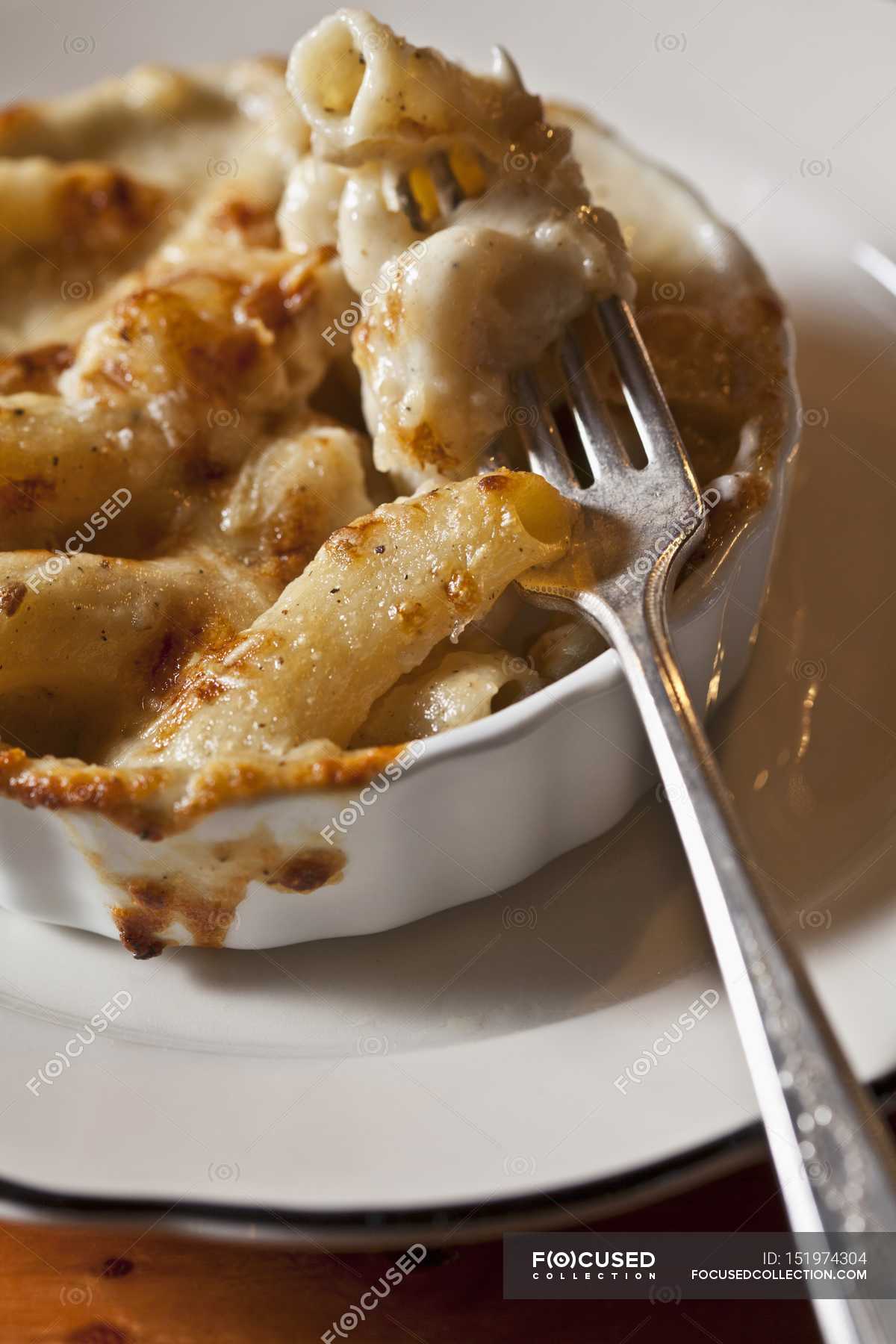 Macaroni and cheese with Gruyere — indoors, appetizing Stock Photo